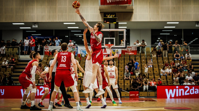 Poļu centrs Aleksandrs Balcerovskis cīņā pret Austrijas valstsvienību. Foto: FIBA