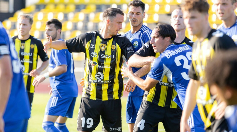 Dāvis Ikaunieks cīņā vārtu tuvumā. Foto: FA Šiauliai