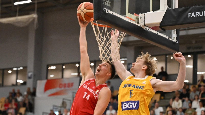 Dānis Dāvids Kristensens pret ukraini Oleksandru Kobzistiju Pasaules kausa kvalifikācijas spēlē Farumā. Foto: FIBA