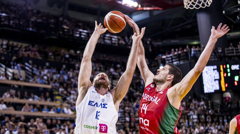 Portugālis Daniels Relvau bloķē grieķa Dimitriosa Kaklamanaka metienu. Foto: FIBA