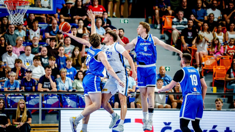 Igaunis Maiks-Kalevs Kotsars uzbrukumā cīņā pret Čehiju Brno. Foto: FIBA
