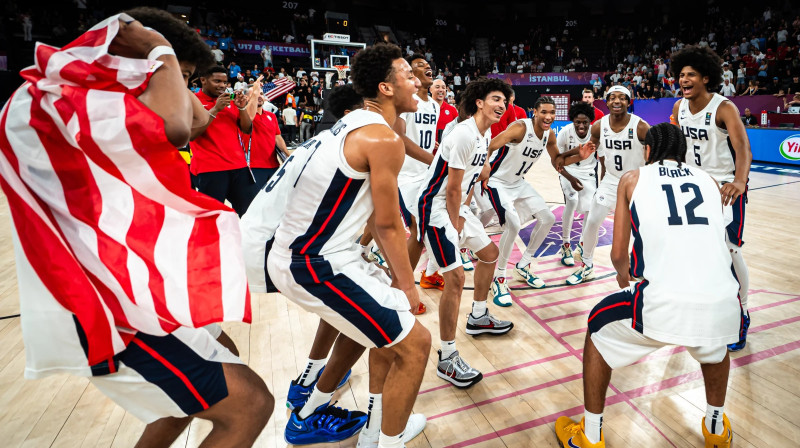 ASV U17 izlases basketbolisti pēc Pasaules kausa nopelnīšanas. Foto: FIBA
