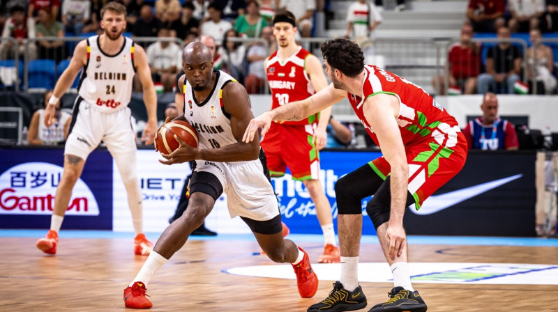 Beļģis Kevins Tumba ar bumbu cīņā pret Ungārijas valstsvienību Sēkešfehērvārā. Foto: FIBA