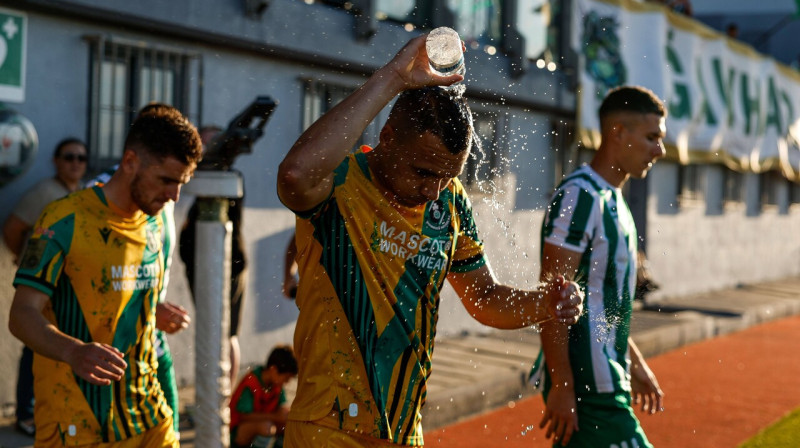 Dublinas "Shamrock Rovers" uzbrucējs Greiems Bērks atvēsinās pirms došanās laukumā cīņai pret Maltas "Floriana". Foto: Darrin Zammit Lupi/Inpho Photography/Scanpix