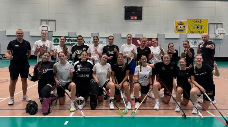 Latvijas sieviešu florbola izlases kandidātes treniņnometnē Ventspilī. Foto: LFS