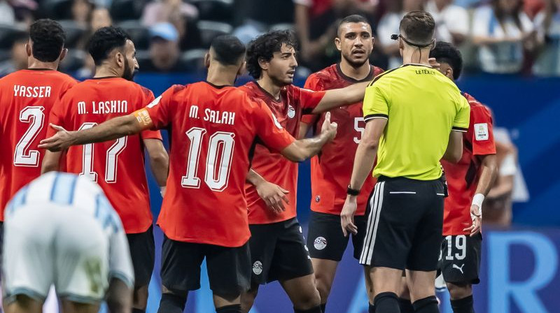 Ēģiptes izlases futbolisti strīdas ar tiesnesi. Foto: Zumapress/Scanpix