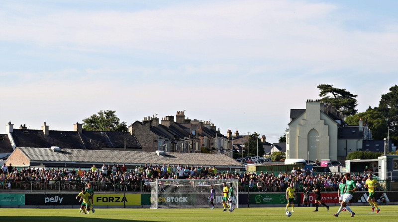 Ainava Kairnarvonas cīņā pret Tallinas "Levadia". Foto: Caernarfon Town FC