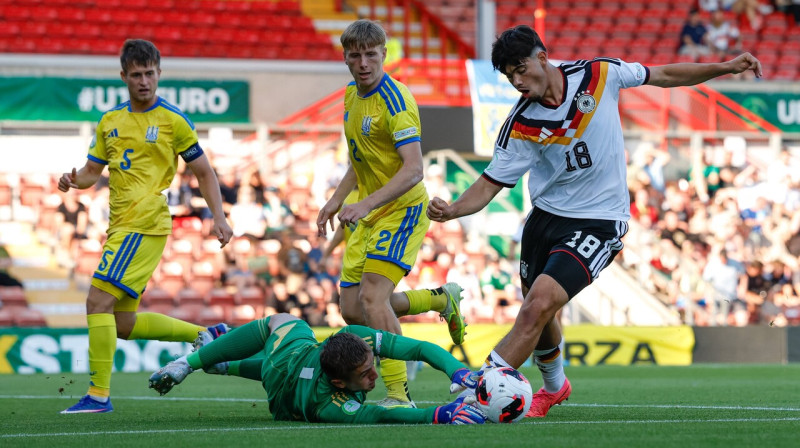 Vācijas U19 valstsvienības pussargs Mirza Čatovičs uzbrukumā Eiropas meistarsacīkšu pusfinālā Reksemā pret Ukrainu. 
Foto: Cody Froggatt/Sportimage/Scanpix
