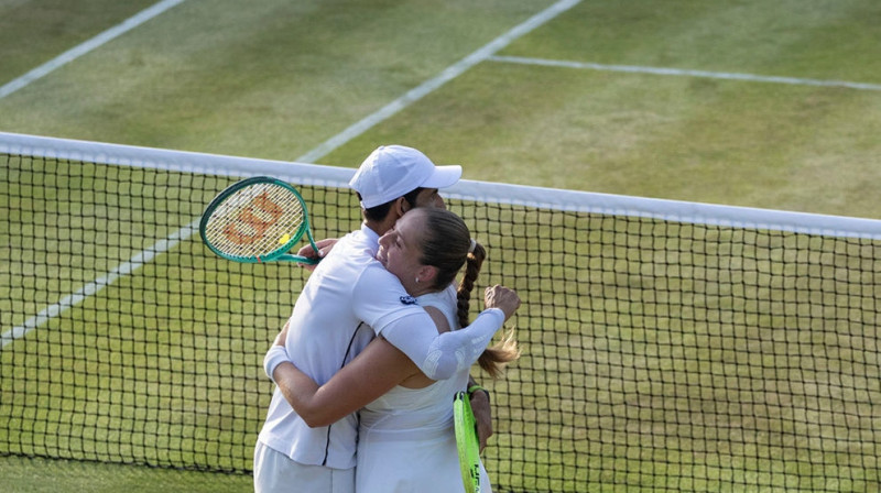 Marselo Arevalo un Aļona Ostapenko. Foto: Gary Oakley/AELTC, wimbledon.com