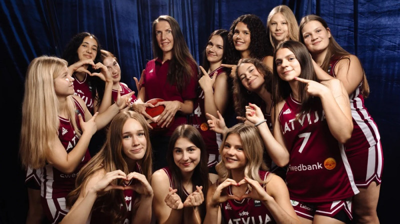 U17 meitenes un fizioterapeite Ance Zariņa. Foto: FIBA