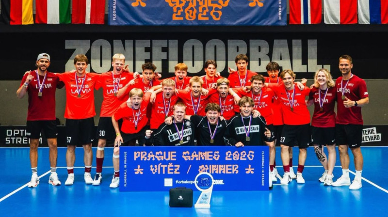 "Latvian RED" ar Prāgā izcīnītajām trofejām. Foto: Floorball in Prague