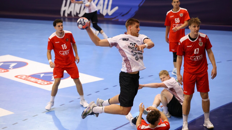 Leonards Valkovskis uzbrukumā cīņā pret Austrijas U20 valstsvienību. Foto: Simion Sebastian Tataru/Federația Română de Handbal (FRH)