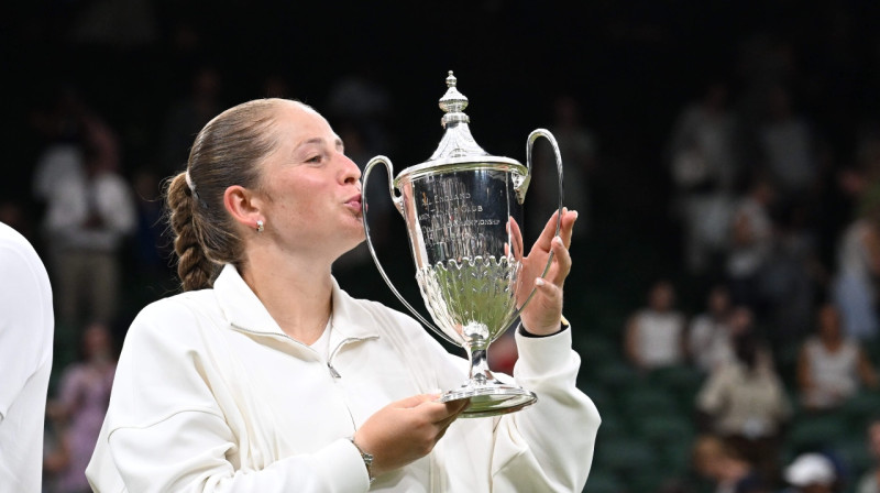 Aļona Ostapenko ar Vimbldonas trofeju. Foto: Psnewz/SIPA/Scanpix