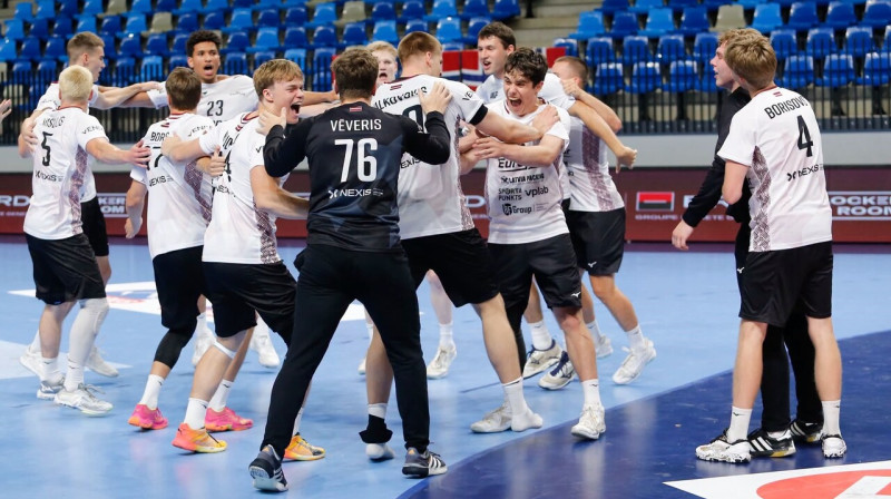 Latvijas U20 valstsvienības handbolisti pēc uzvaras pār norvēģiem. Foto: Federația Română de Handbal (FRH)