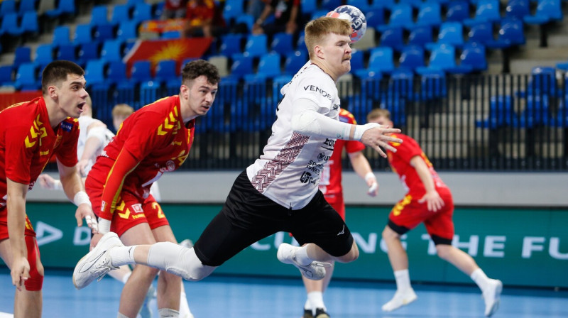 Valdis Kalniņš uzbrukumā cīņā pret Ziemeļmaķedonijas U20 valstsvienību. Foto: Mihaela-Ionela Bobar/Federația Română de Handbal (FRH)