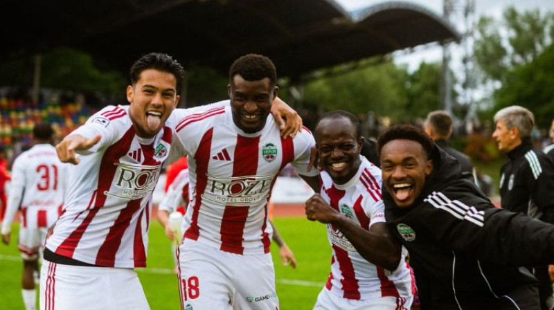 Džozefs Oloko Ede (#18) un liepājnieki svin uzvaru pirmajā spēlē. Foto: FK Liepāja