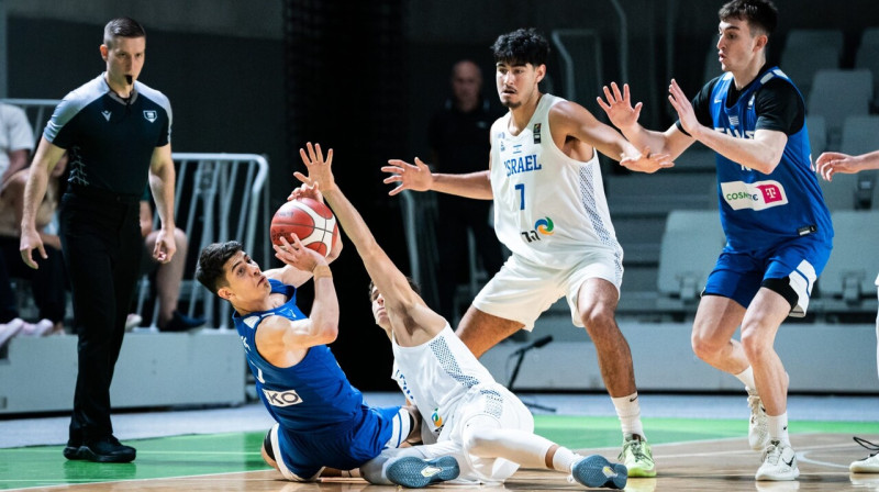 Grieķu un izraēliešu spēkošanās uz parketa Eiropas U20 meistarsacīkšu astotdaļfinālā Ļubļanā. Foto: FIBA