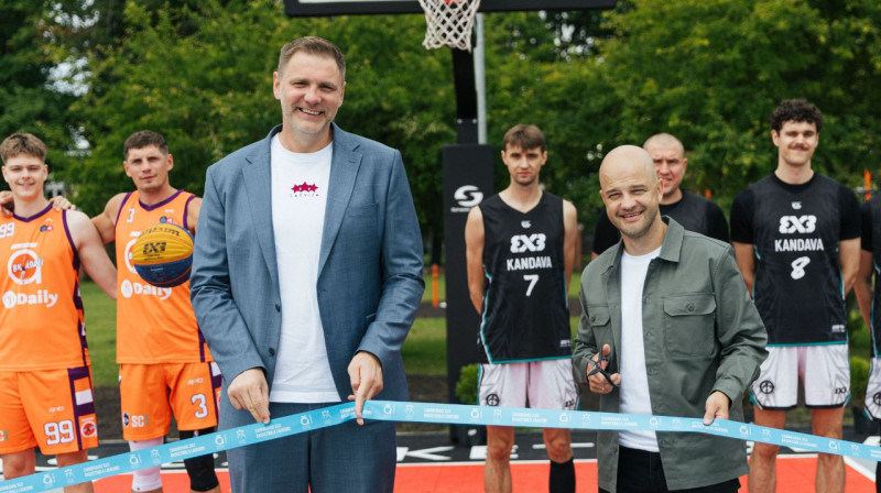 Kaspars Cipruss (pa kreisi) atklāj 3x3 basketbola laukumu. Foto: LBS