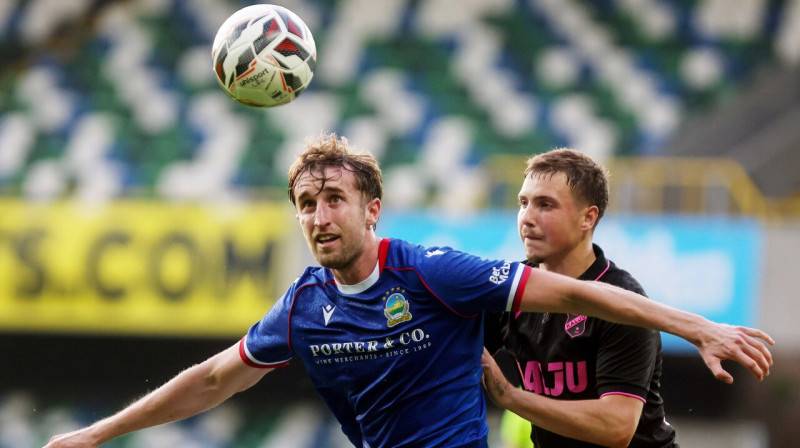 Nemmes "Kalju" vārtu guvējs Oleksandrs Musolitins cīņā pret Belfāstas "Linfield" aizsargu Raienu Nolanu. Foto: Inpho Photography/Scanpix