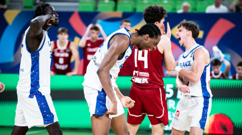 Francijas U20 valstsvienības basketbolistu atvieglojuma prieks Eiropas meistarsacīkšu ceturtdaļfinālā Ļubļanā. Foto: FIBA