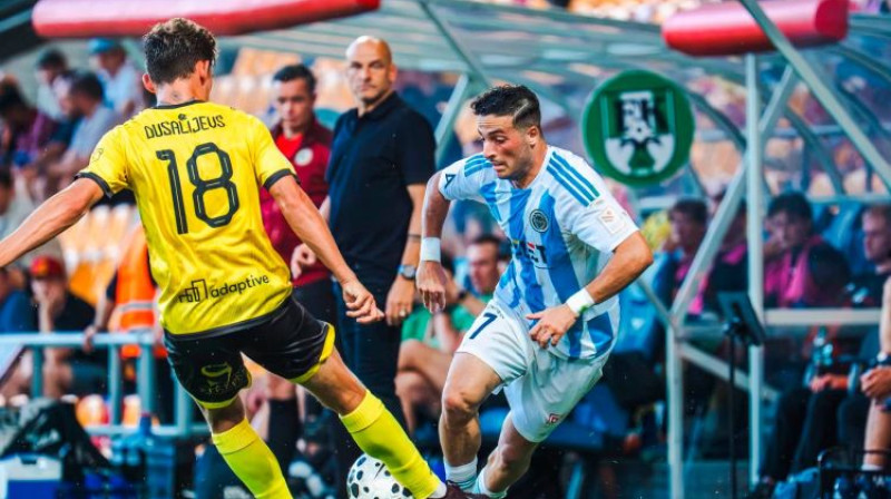 Niks Dusalijevs pret Rakī Avanī. Foto: Riga FC