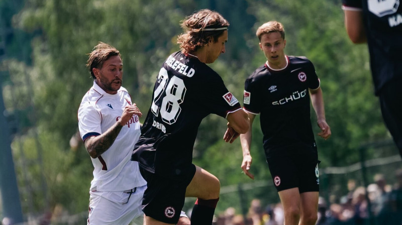 Roberts Uldriķis cīņā pret Boloņu. Foto: DSC Arminia Bielefeld