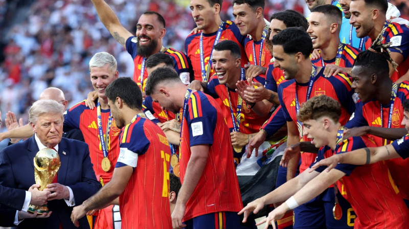 Donalds Tramps pasniedz Pasaules kausu futbolā. Foto: Getty Images/AFP/Scanpix