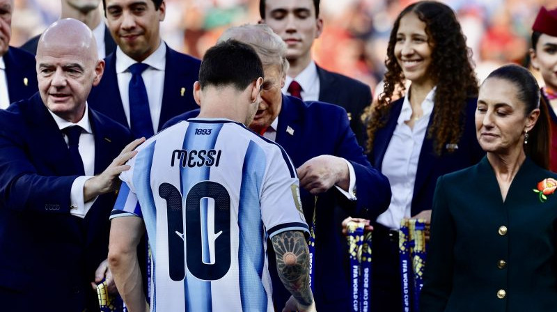 FIFA prezidents un ASV prezidents apbalvo Lionelu Mesi ar sudrabu medaļu. Foto: Zumapress/Scanpix