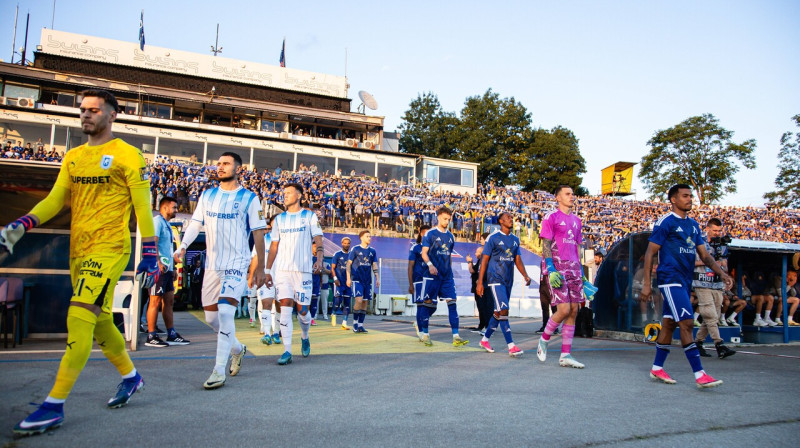 No kreisās: Krajovas un Sofijas "Levski" klubu futbolisti dodas laukumā UEFA Čempionu līgas kvalifikācijas spēlē Bulgārijas galvaspilsētā.
Foto: Ivan Ivanov/IPA Sport/Scanpix