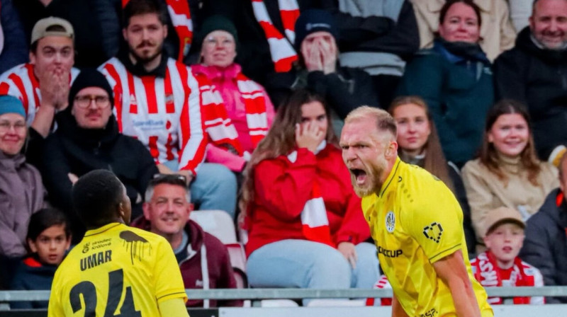 Hradeckrāloves vienības futbolists Miks van Būrens un Trumses līdzjutēji. Foto: FC Hradec Králové