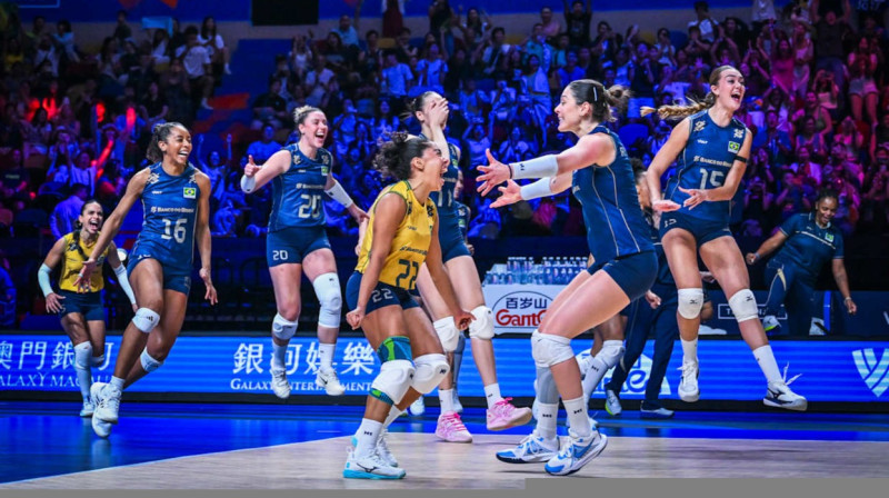 Brazīlijas valstsvienības volejbolistes pēc uzvaras pār Itāliju Nāciju līgas pusfinālā. Foto: Volleyballworld.com