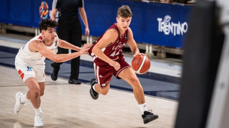 Ralfs ALeksandrovs ar bumbu Foto: FIBA