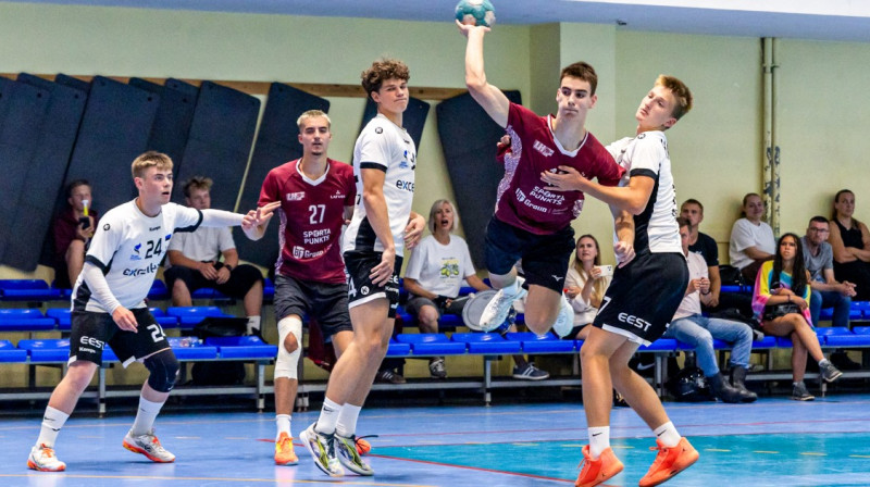 Uzbrukumā Latvijas U18 handbola izlase. Foto: Aleksejs Kozlovs/LHF