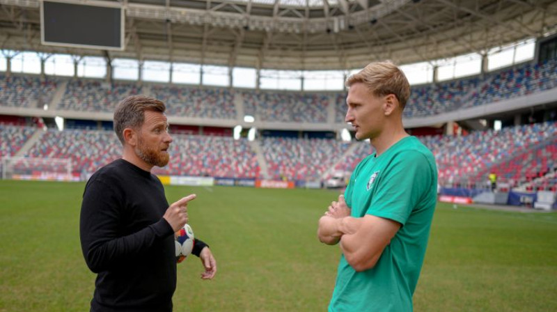Didjē Dzaneti un Oskars Rubenis pirms pirmās spēles Bukarestē. Foto: Kristians Putniņš/FK Auda