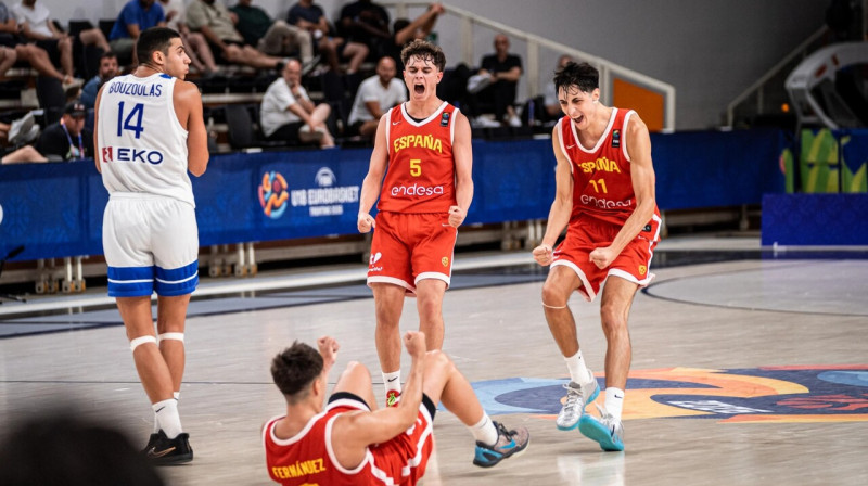 Spānijas U18 valstsvienības basketbolisti Eiropas meistarsacīkšu ceturtdaļfinālā pret grieķiem. Foto: FIBA