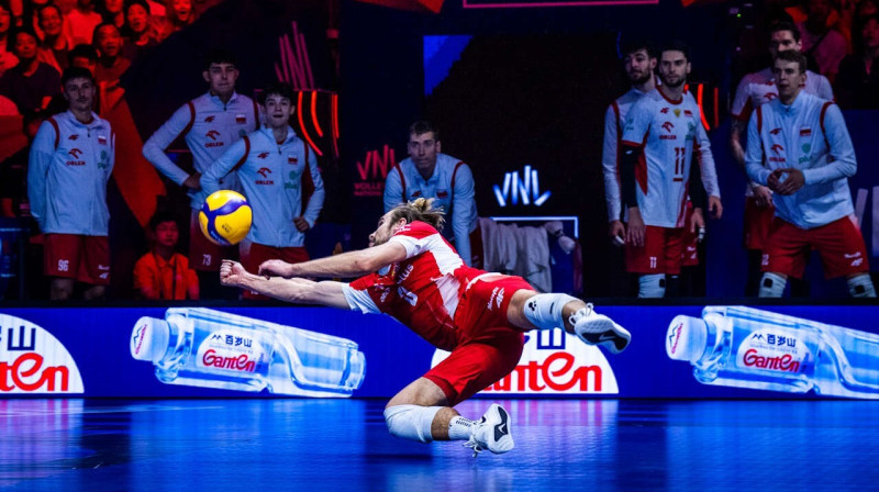 Polijas valstsvienības libero Jakubs Popivčaks aizsardzībā. Foto: Volleyballworld.com