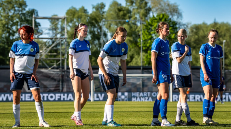 Rēzeknes komandas futbolistes (baltos kreklos). Foto: Sanita Ieva Sparāne/FK RFS