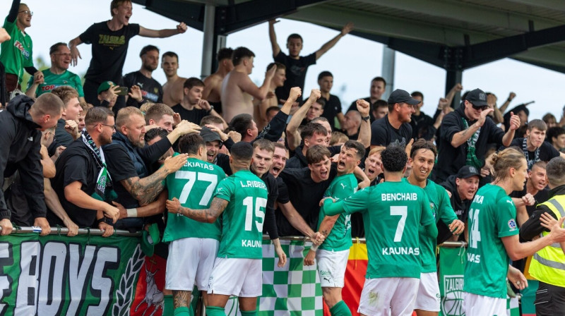 Kauņas "Žalgira" futbolisti ar līdzjutējiem pēc panākuma Čempionu līgas atlases otrajā kārtā. Foto: Julius Kalinskas/ELTA