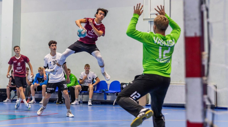 Latvijas U18 valstsvienības handbolists Reinis Burjāns uzbrukumā. Foto: Aleksejs Kozlovs/Latvijas Handbola federācija