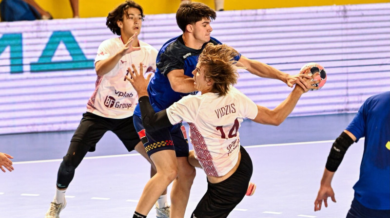 Latvijas U18 valstsvienības handbolists Justs Vidzis uzbrukumā. Foto: Denis Dukovski/Ракометна Федерација на Македонија (РФМ/RFM)