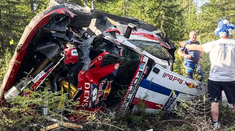 Sebastjēna Ožjē "Toyota" pēc avārijas. Foto: marekonthestage/IG