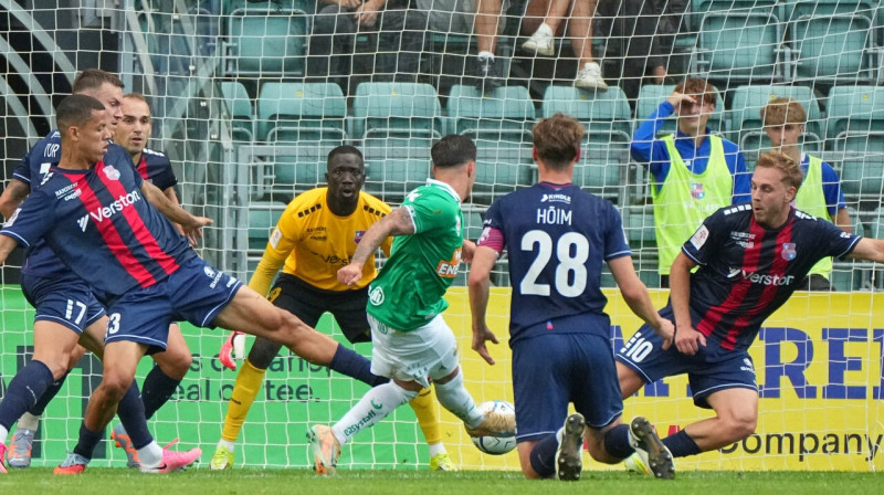 Vīnes "Rapid" austrālietis Marko Tilio veic sitienu pa Paides vienības vārtiem. Foto: Sergei Grits/AP/Scanpix