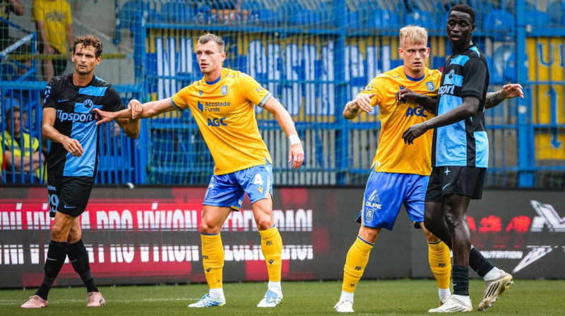 Oskars Vientiess (Nr. 4) aizsardzībā. Foto: FK Teplice