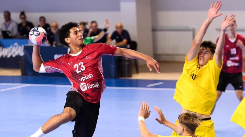 Latvijas U18 valstsvienības handbolists Ralfs Sproģis uzbrukumā cīņā pret ukraiņiem. 
Foto: Denis Dukovski/Ракометна Федерација на Македонија (РФМ/RFM)