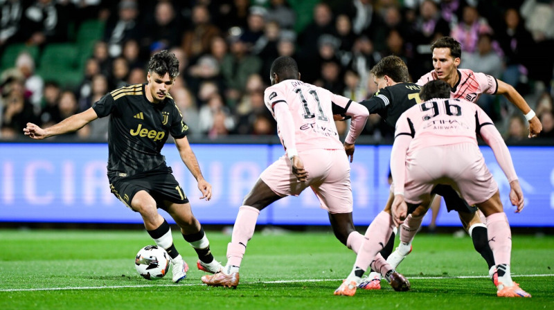 18 gadīgais Turīnas "Juventus" bosniešu uzbrucējs Kerims Alajbegovičs ar bumbu. Foto: Juventus FC