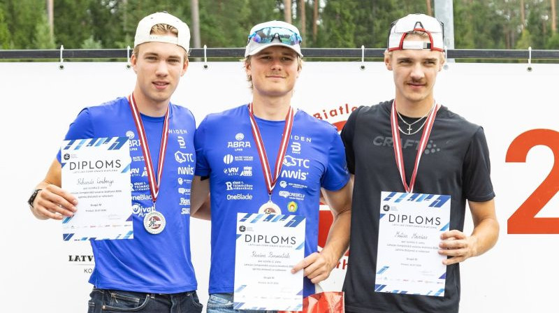 Rihards Lozbers, Renārs Birkentāls un Matīss Meirāns Latvijas čempionātā vasaras biatlonā. Foto: D. Veckalniņš/LBF