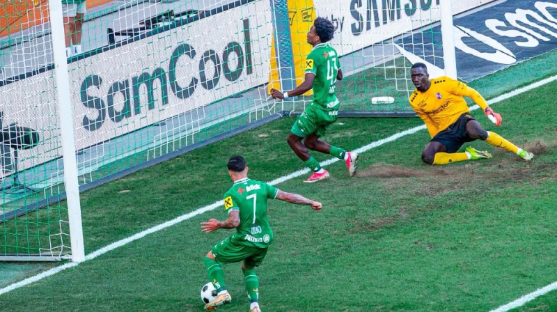 Austrālietis Marko Tilio gūst Vīnes "Rapid" pirmos vārtus pret igauņu Paidi. Foto: SK Rapid Wien