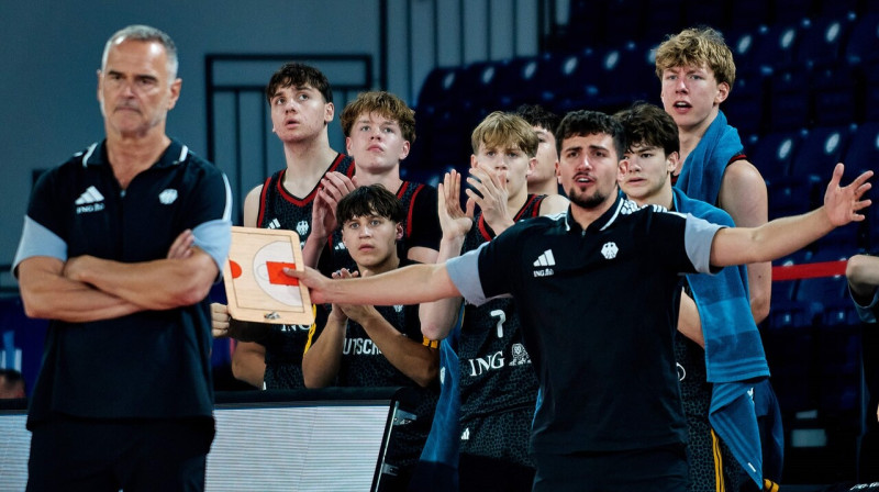Dirks Bauermans un Vācijas U16 valstsvienības basketbolisti. Foto: FIBA
