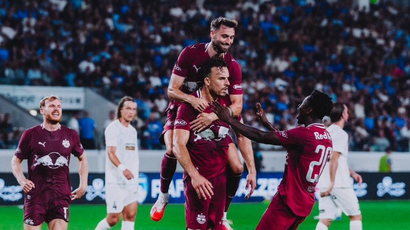 Zalcburgas "Red Bull" futbolisti skauj vārtu guvēju Harisu Tabakoviču. Foto: FC Red Bull Salzburg