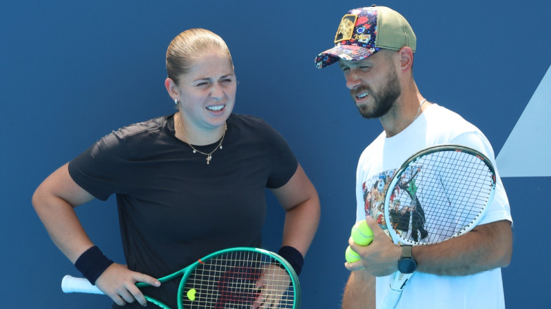 Aļona Ostapenko (Latvija) un treneris Pjotrs Seržputovskis (Polija), gatavojoties Sinsinati turnīram. Foto: Zuma Press/Scanpix